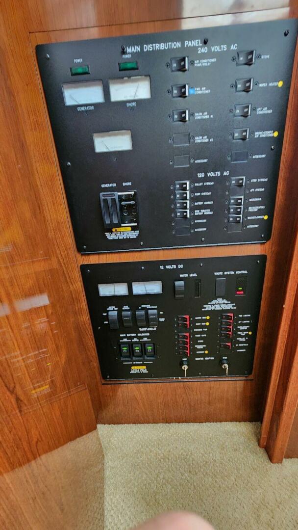 2004 Sea Ray 390 Motor Yacht - Image 34