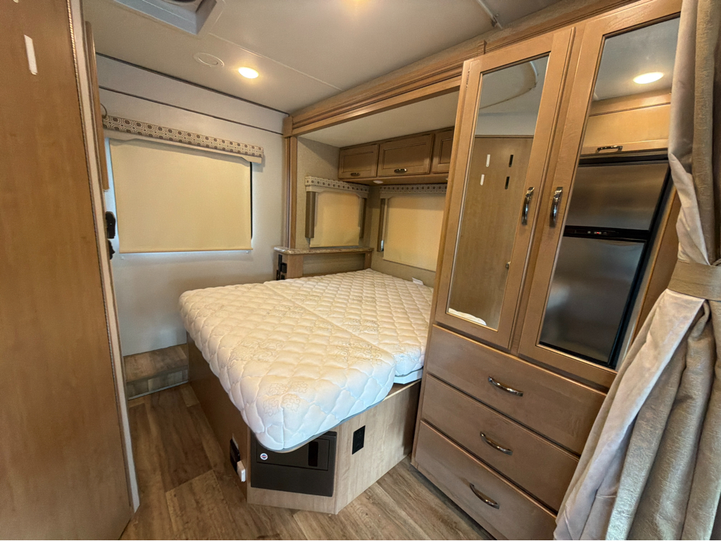 2019 Thor Motor Coach FOUR WINDS 24WS - Image 18