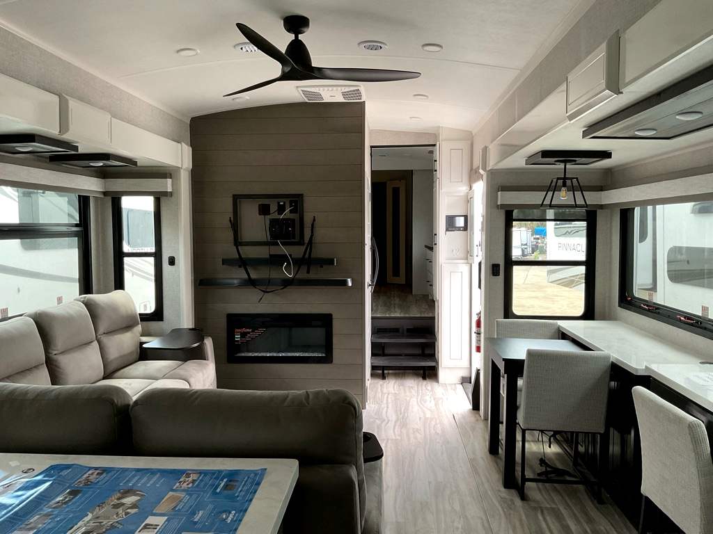 2025 JAYCO PINNACLE 38 FBRK - Image 6