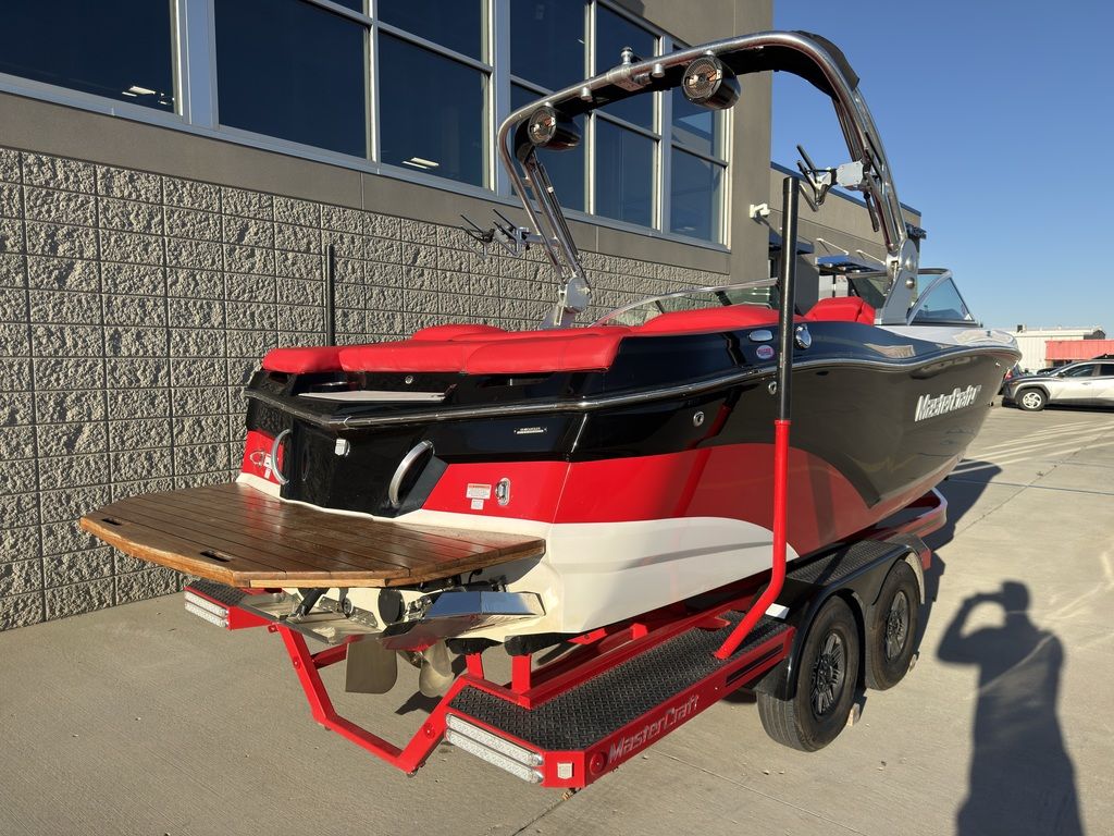 2019 MasterCraft XT22 - Image 15
