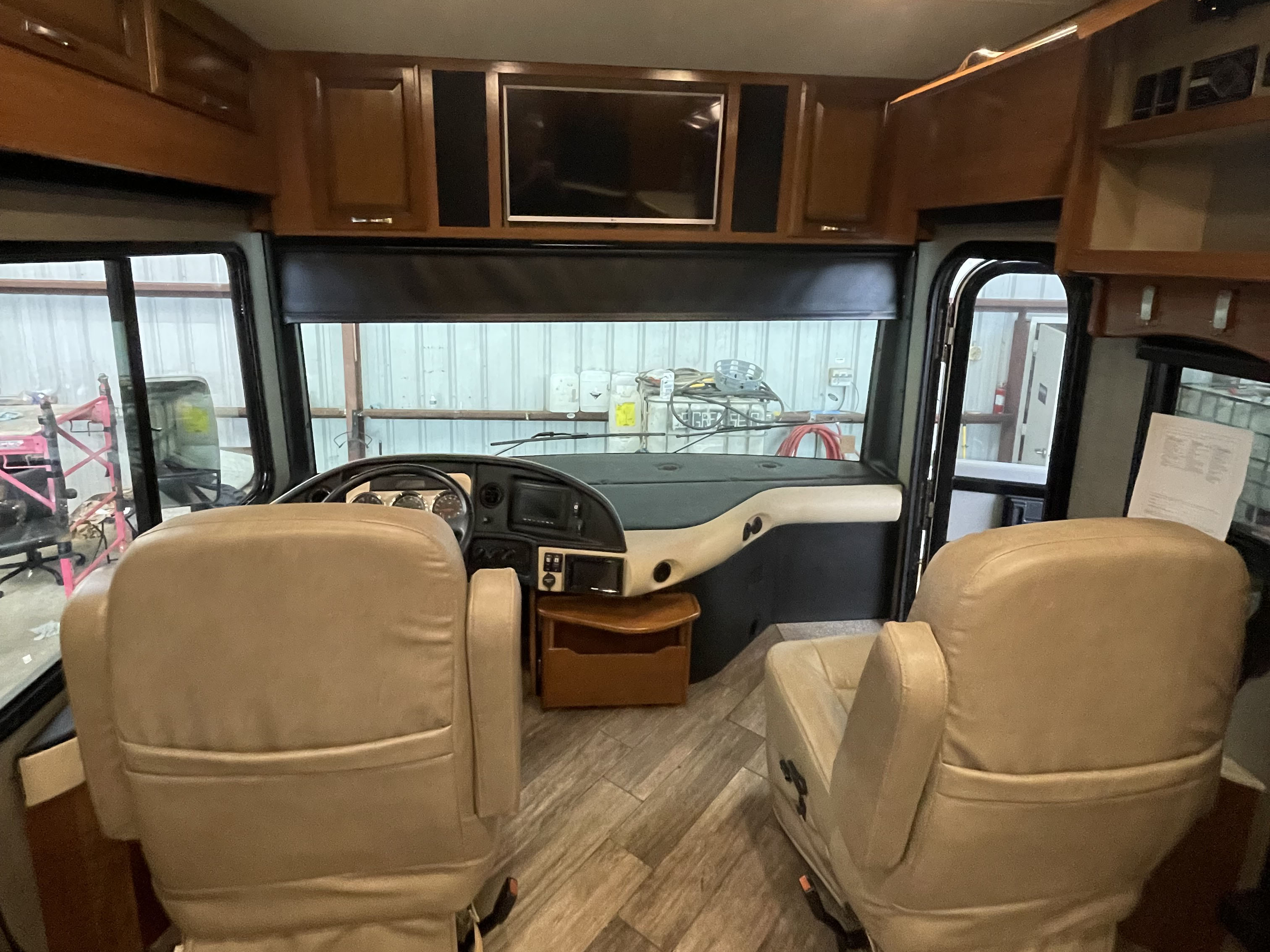 2018 Fleetwood DISCOVERY 38N - Image 9