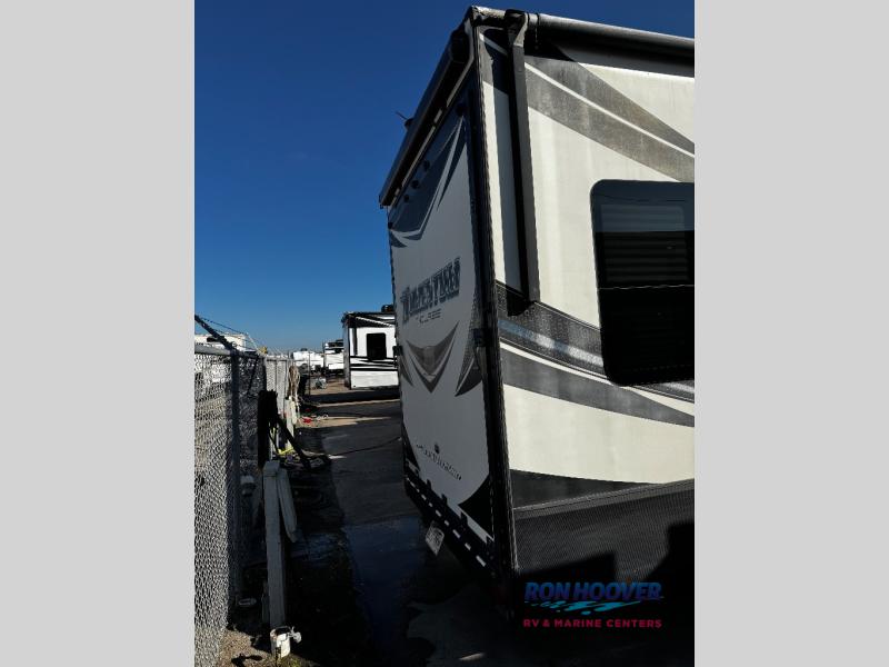 2017 GRAND DESIGN MOMENTUM M395 - Image 7