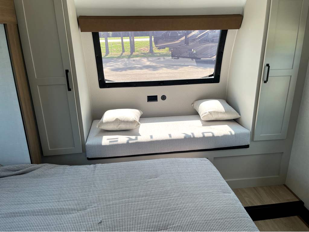 2027 VENTURE RV SPORTTREK 353VIK - Image 29