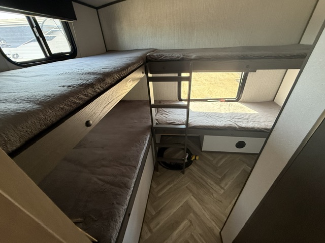 2021 Cruiser RV Shadow Cruiser Ultra-Lite SC327BHS - Image 12