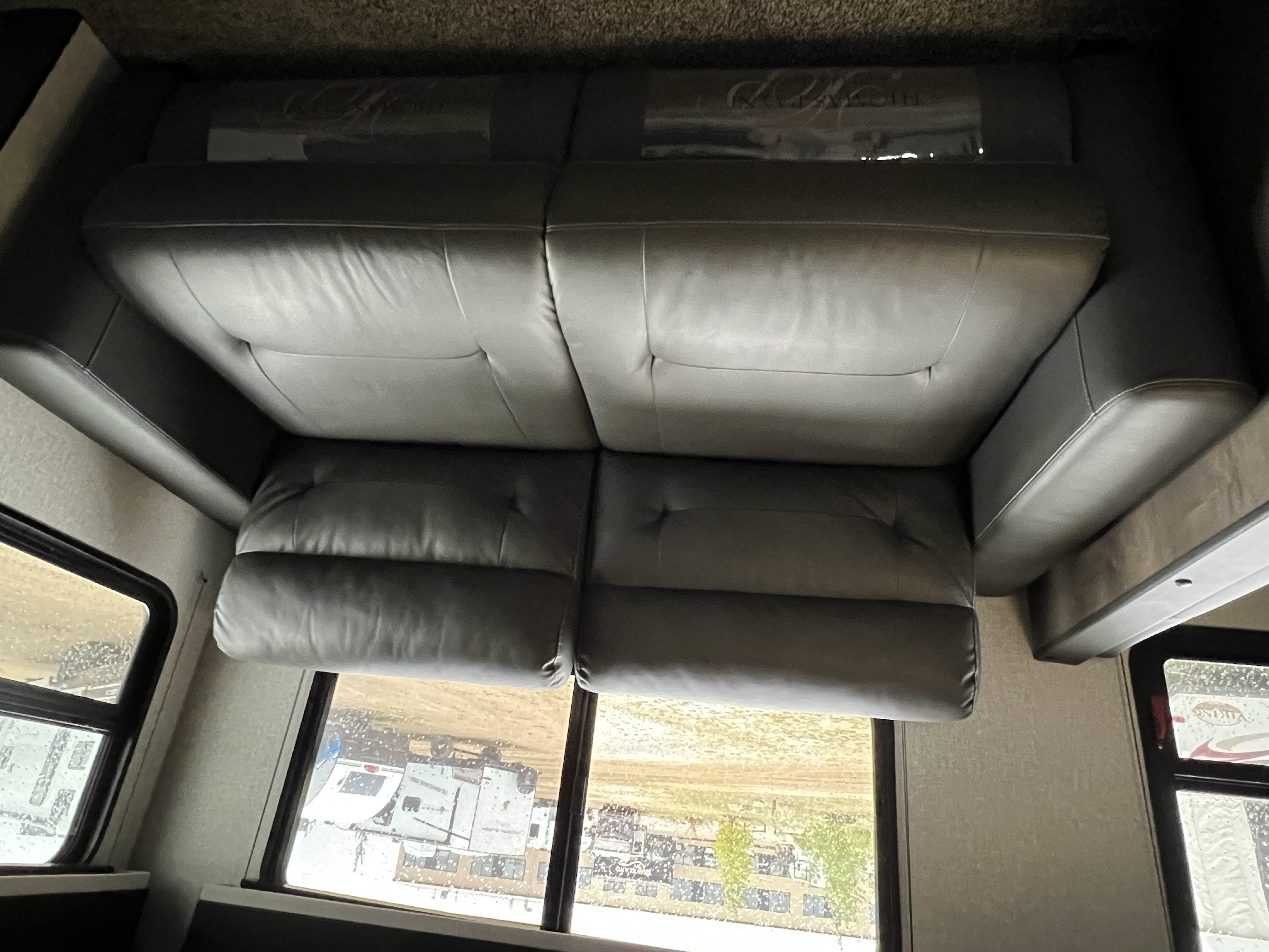 2022 VENTURE RV SPORTREK 327VIK - Image 27