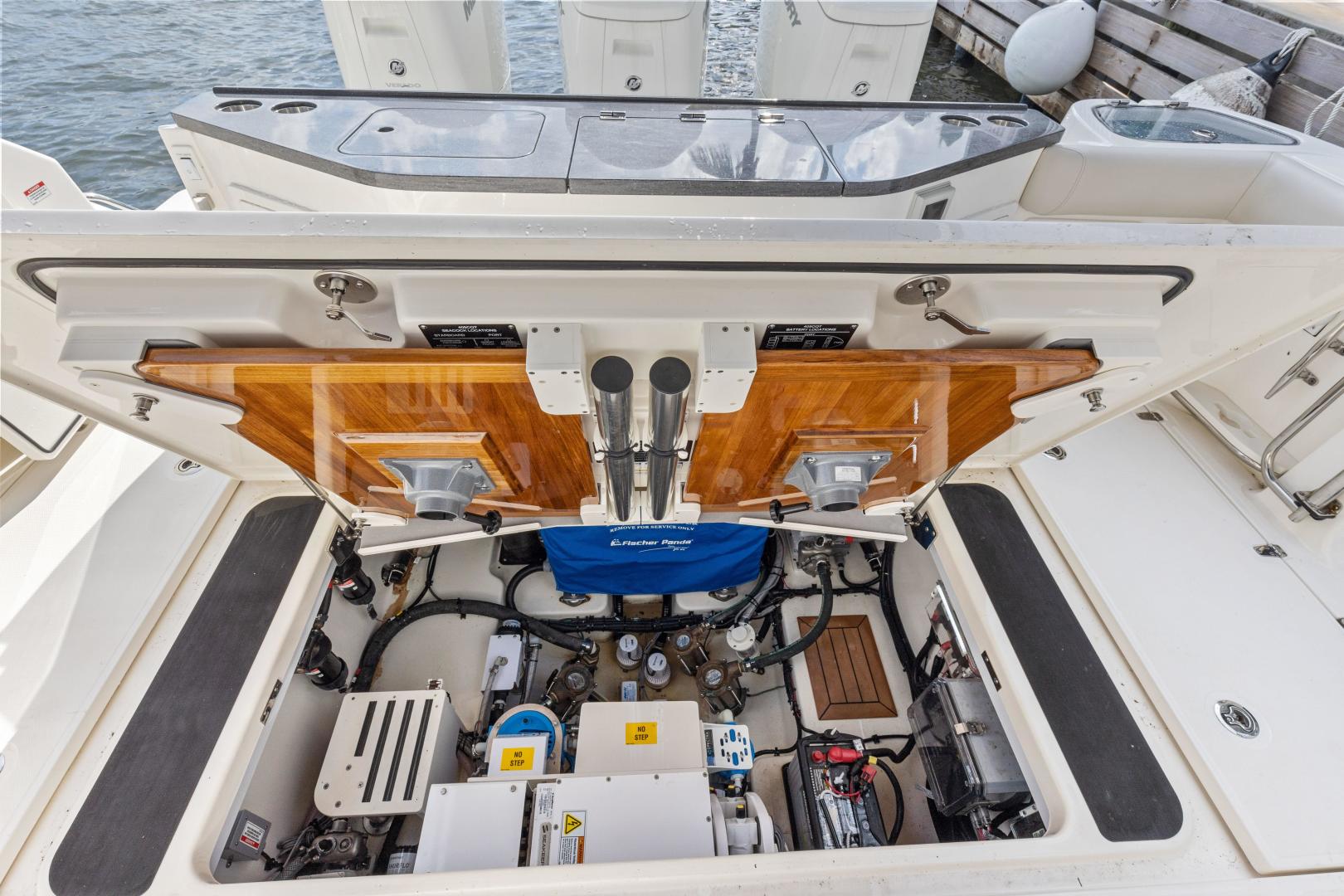 2022 Boston Whaler 405 Conquest - Image 18