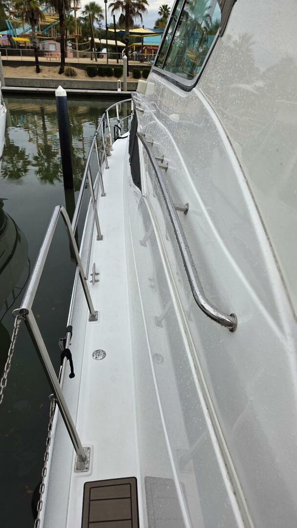 2000 Cruisers Yachts 4450 Express Motor Yacht - Image 9