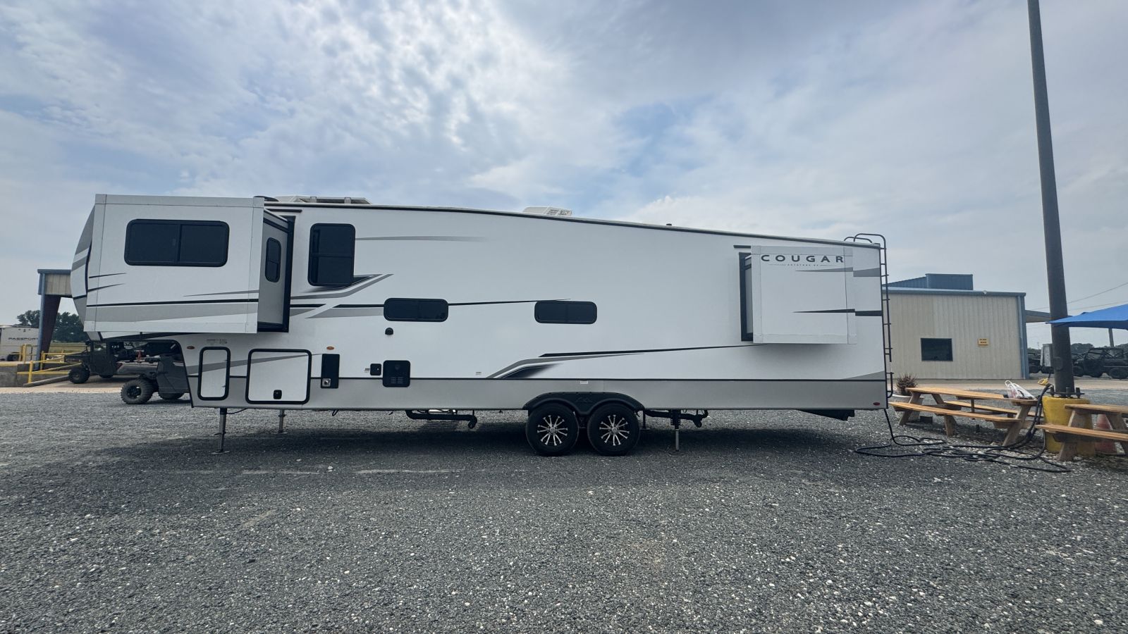 2023 Keystone Cougar East 354FLS - Image 5