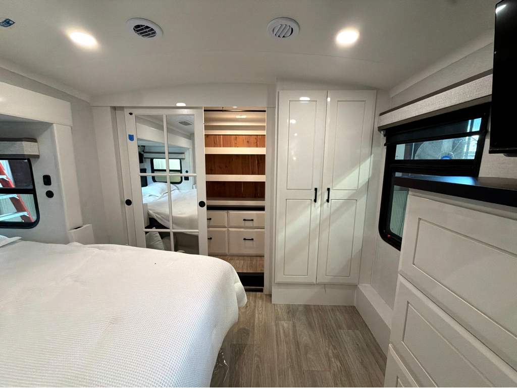 2027 JAYCO PINNACLE 32RLTS - Image 31