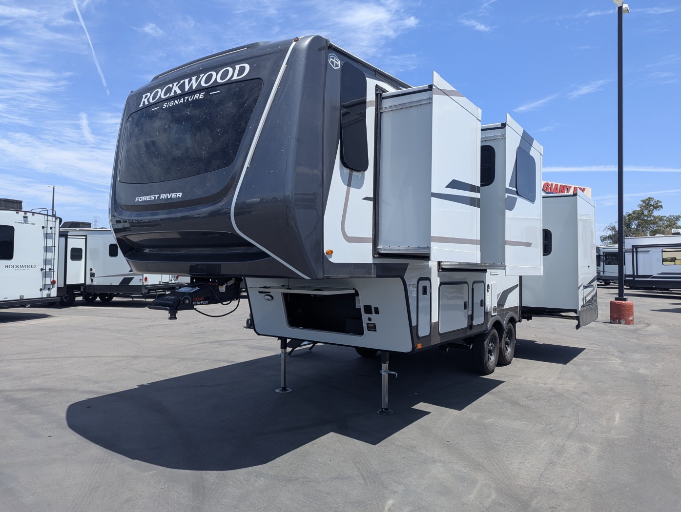 2027 Forest River Rockwood Signature 290SFK - Image 3