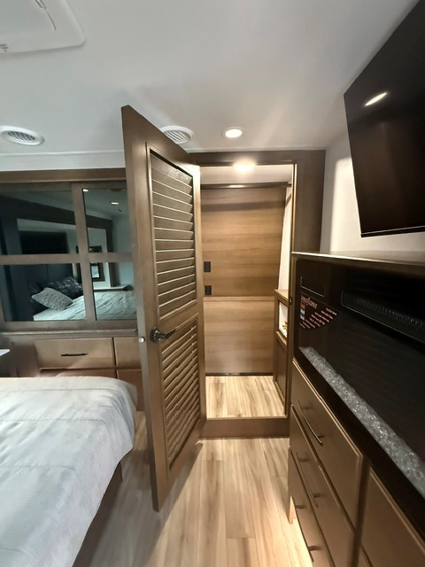2027 Keystone Montana 3100RL - Image 24