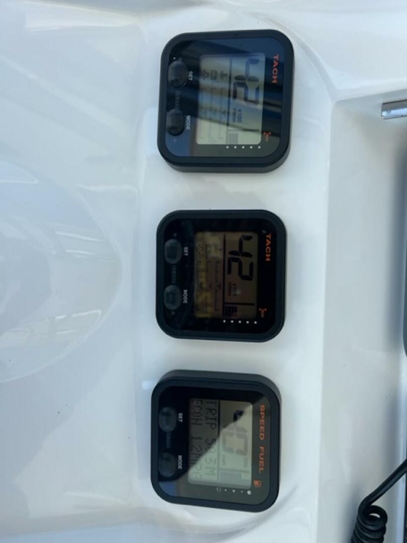 2008 Spectre 34 Center Console - Image 21