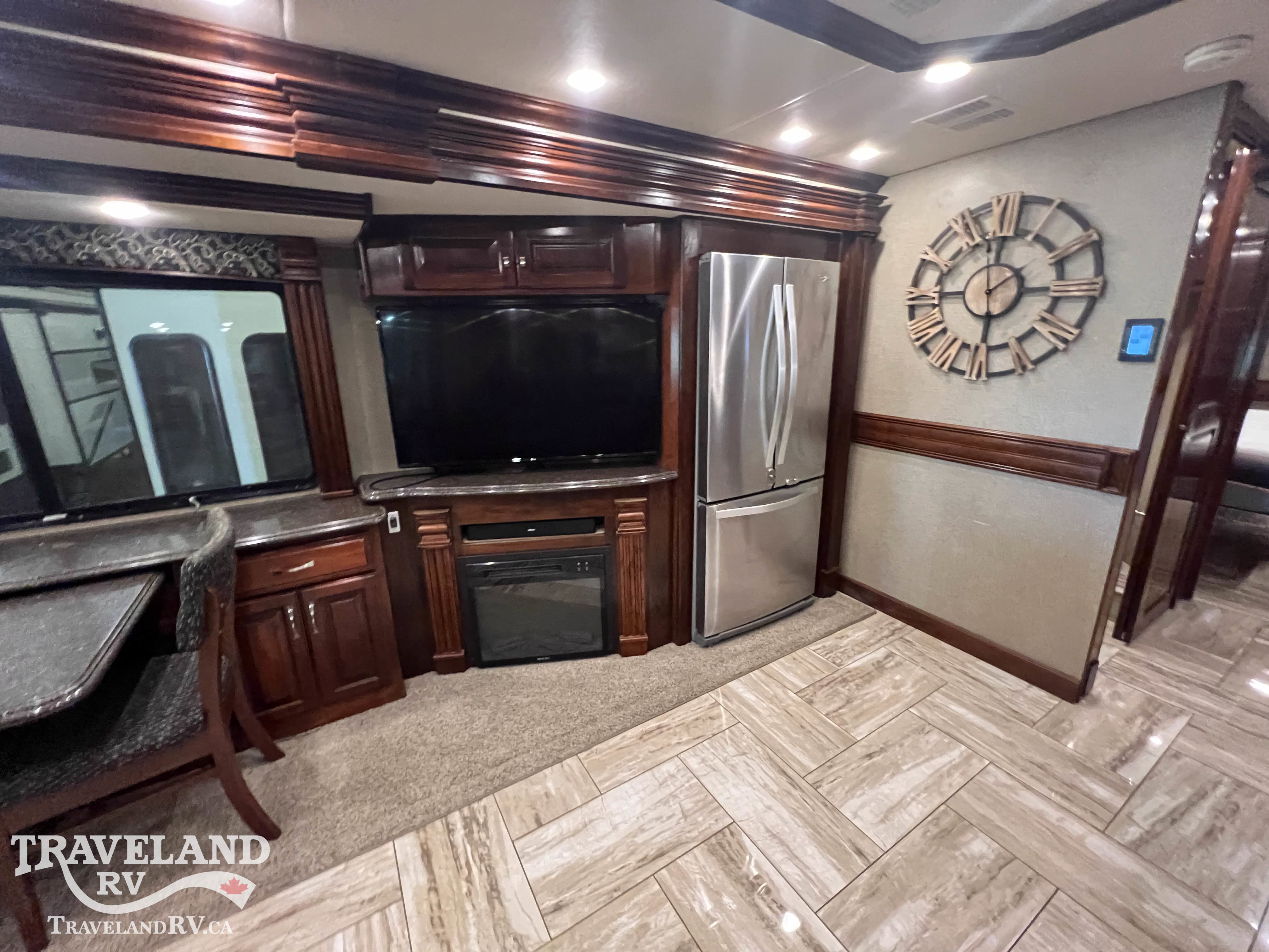 2018 Fleetwood Discovery LXE 40D - Image 15