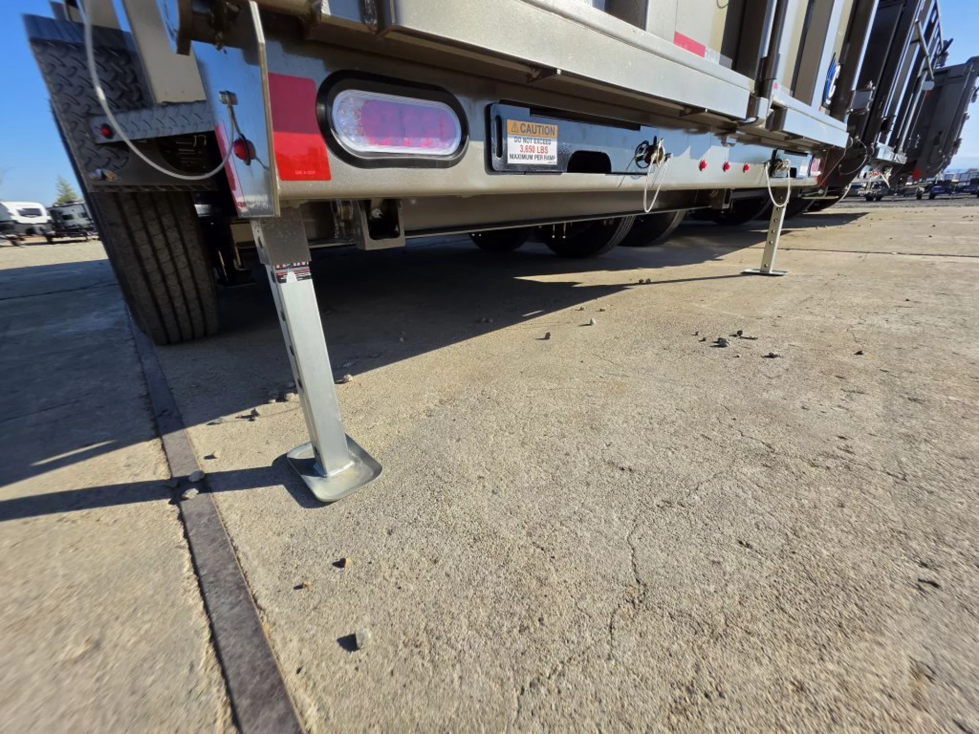 2027 DIAMOND C TRAILERS DIAMOND C LPT 207 HEAVY DUTY 14X82 32 SIDES PACESETTER - Image 3
