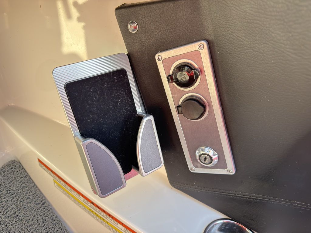 2019 MasterCraft XT22 - Image 38