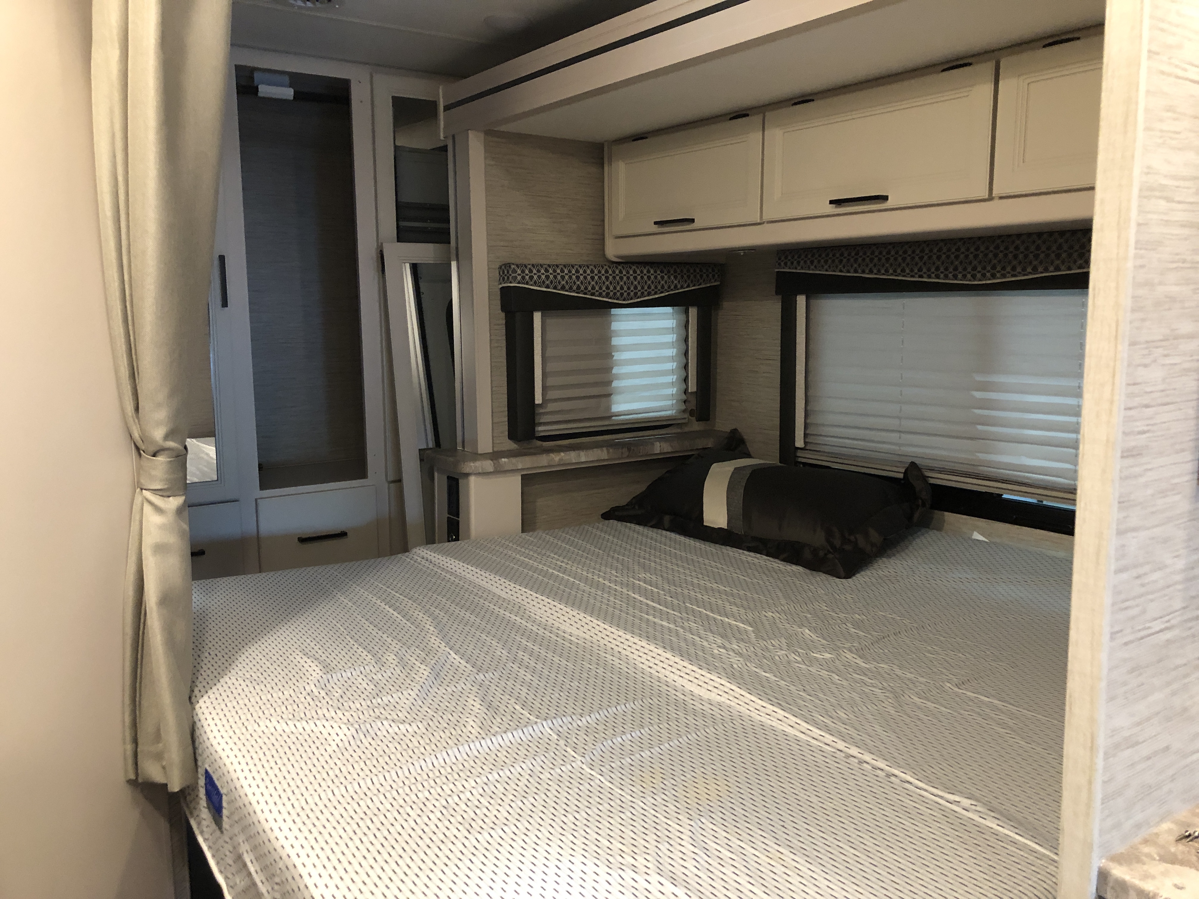 2023 Thor Motor Coach Chateau 27R - Image 16