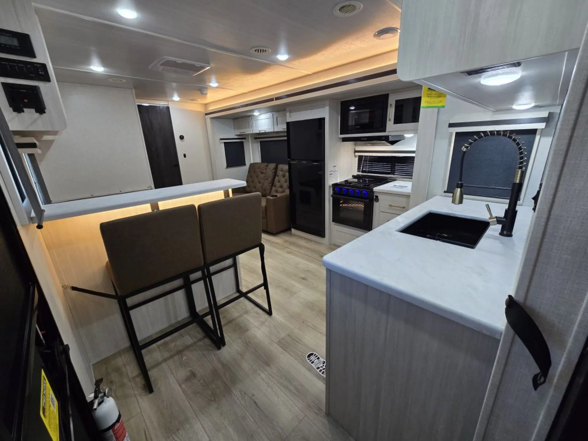 2025 FOREST RIVER SURVEYOR LEGEND 265RBLE - Image 11