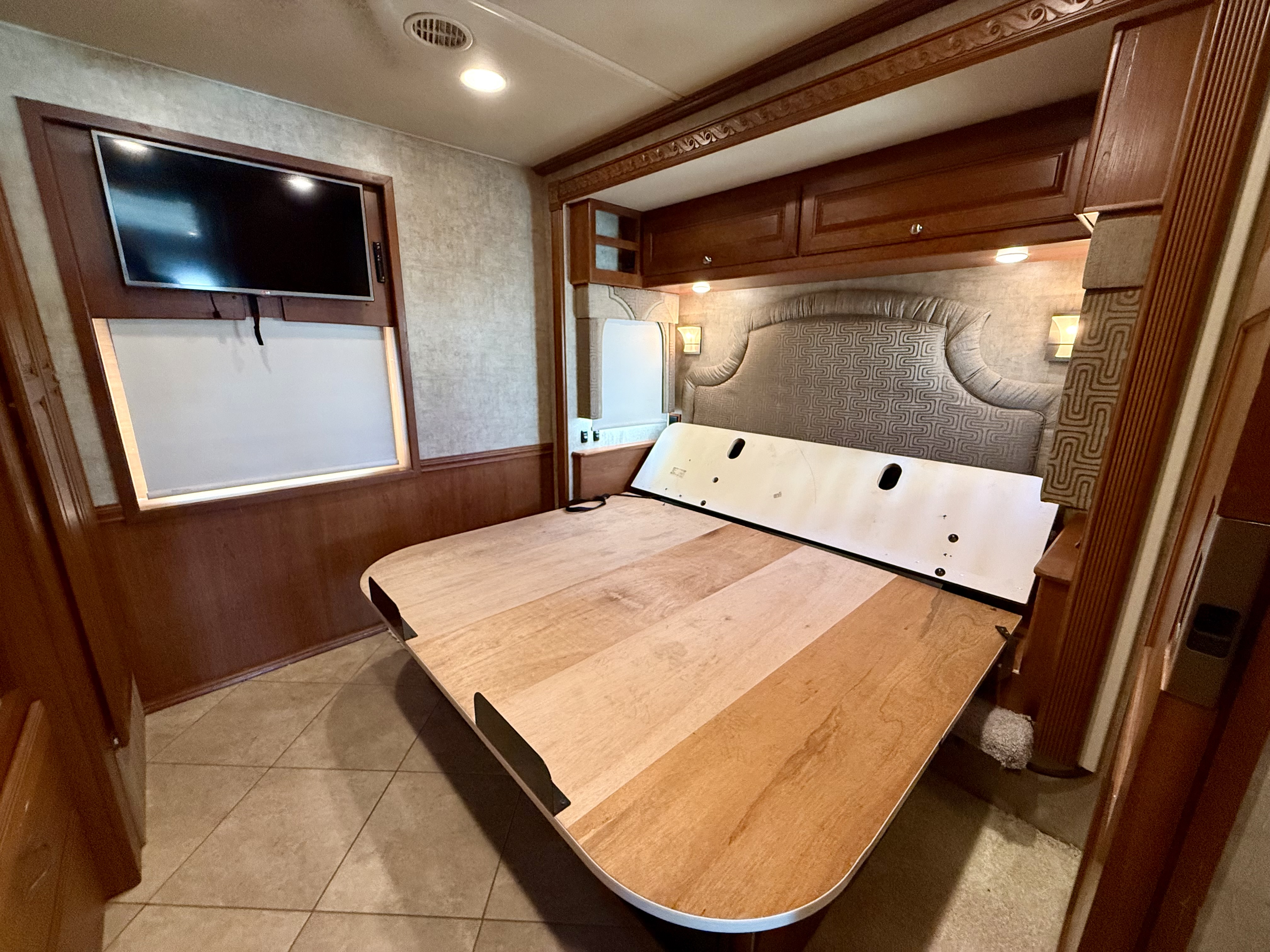 2015 Winnebago Adventurer 38Q - Image 22
