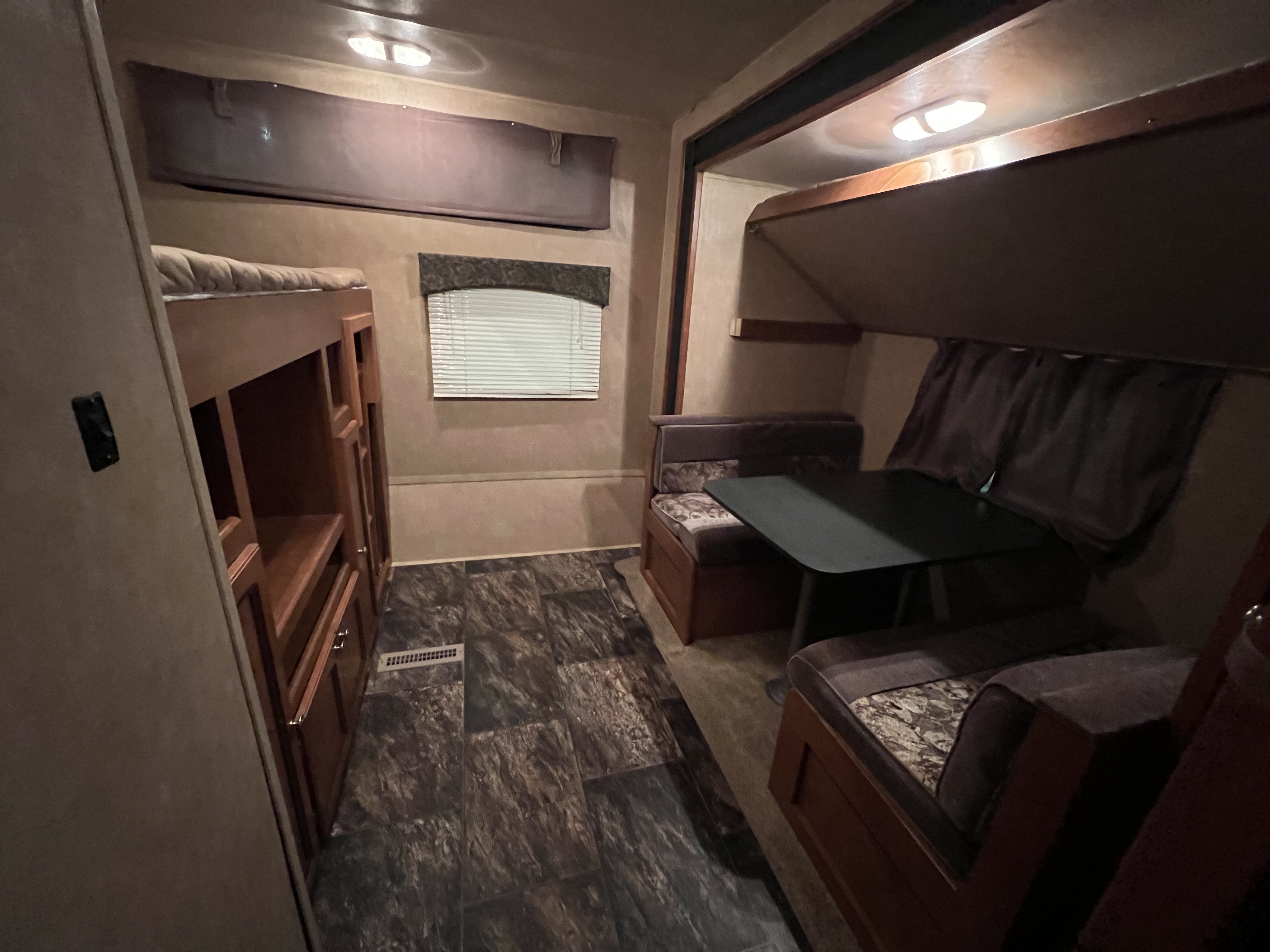 2011 SHASTA REVERE 32BHDS HMS - Image 19