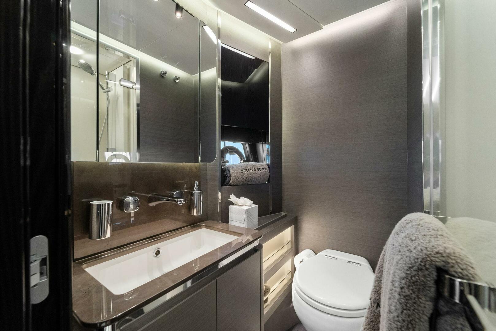 2022 Azimut S8 - Image 40