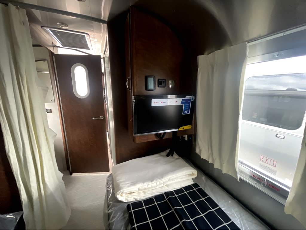 2026 AIRSTREAM GLOBETROTTER 27FBT - Image 31