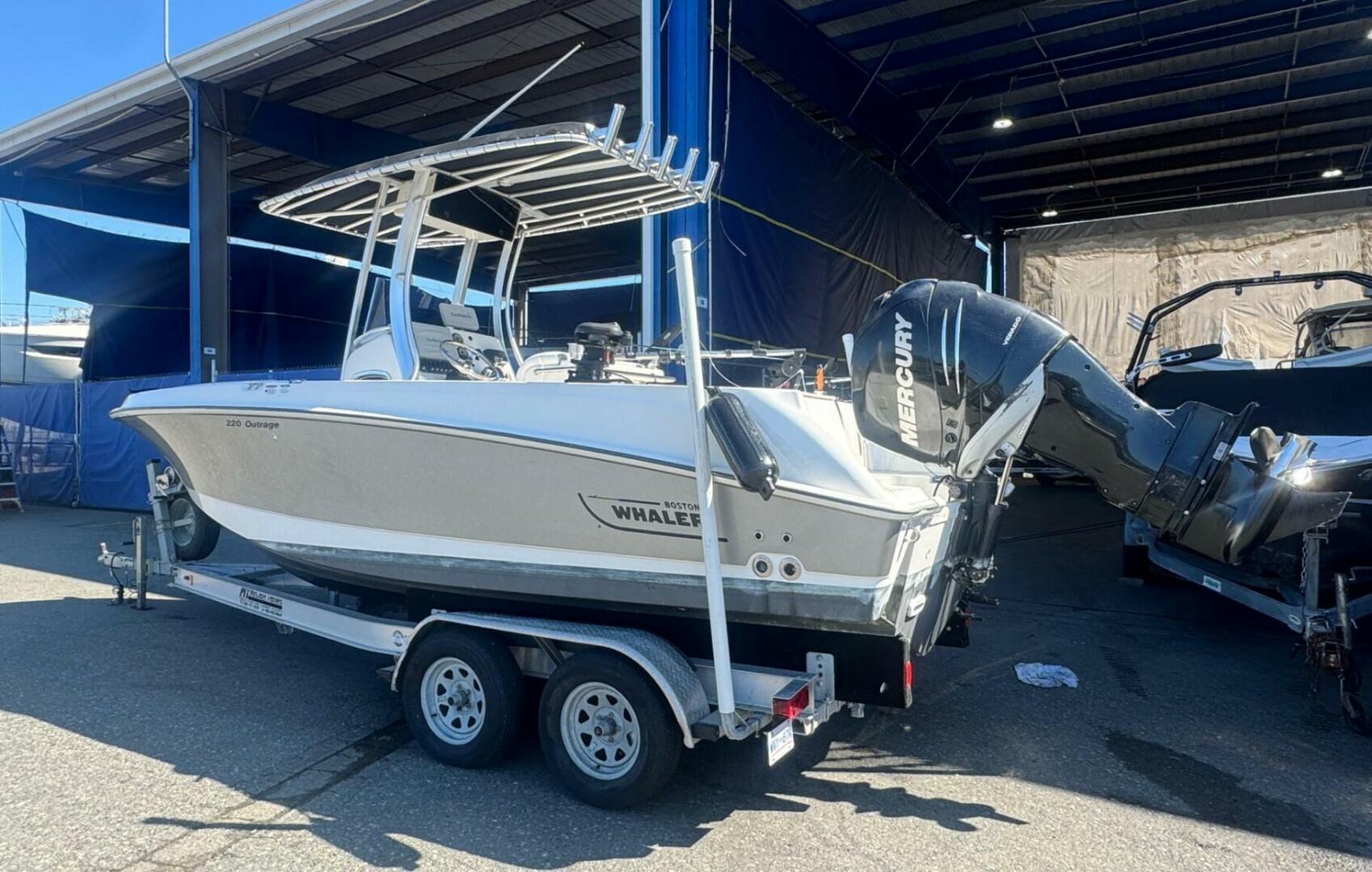 2014 Boston Whaler 220 OUTRAGE Base - Image 5