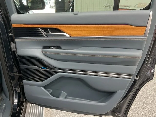2024 Jeep Grand Wagoneer Utility 4D Series III 4WD - Image 25