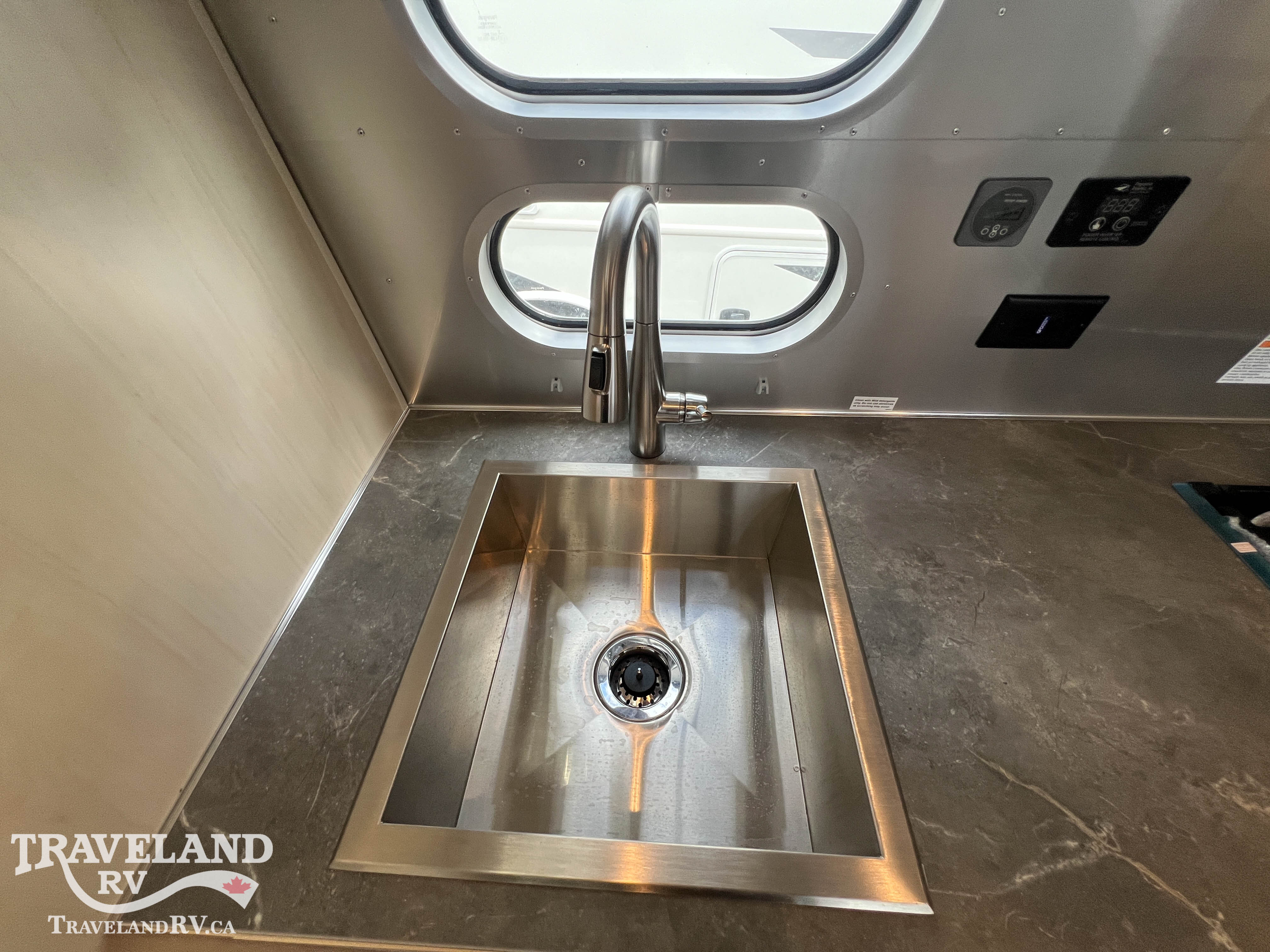 2026 Airstream Flying Cloud 23FBT - Image 13