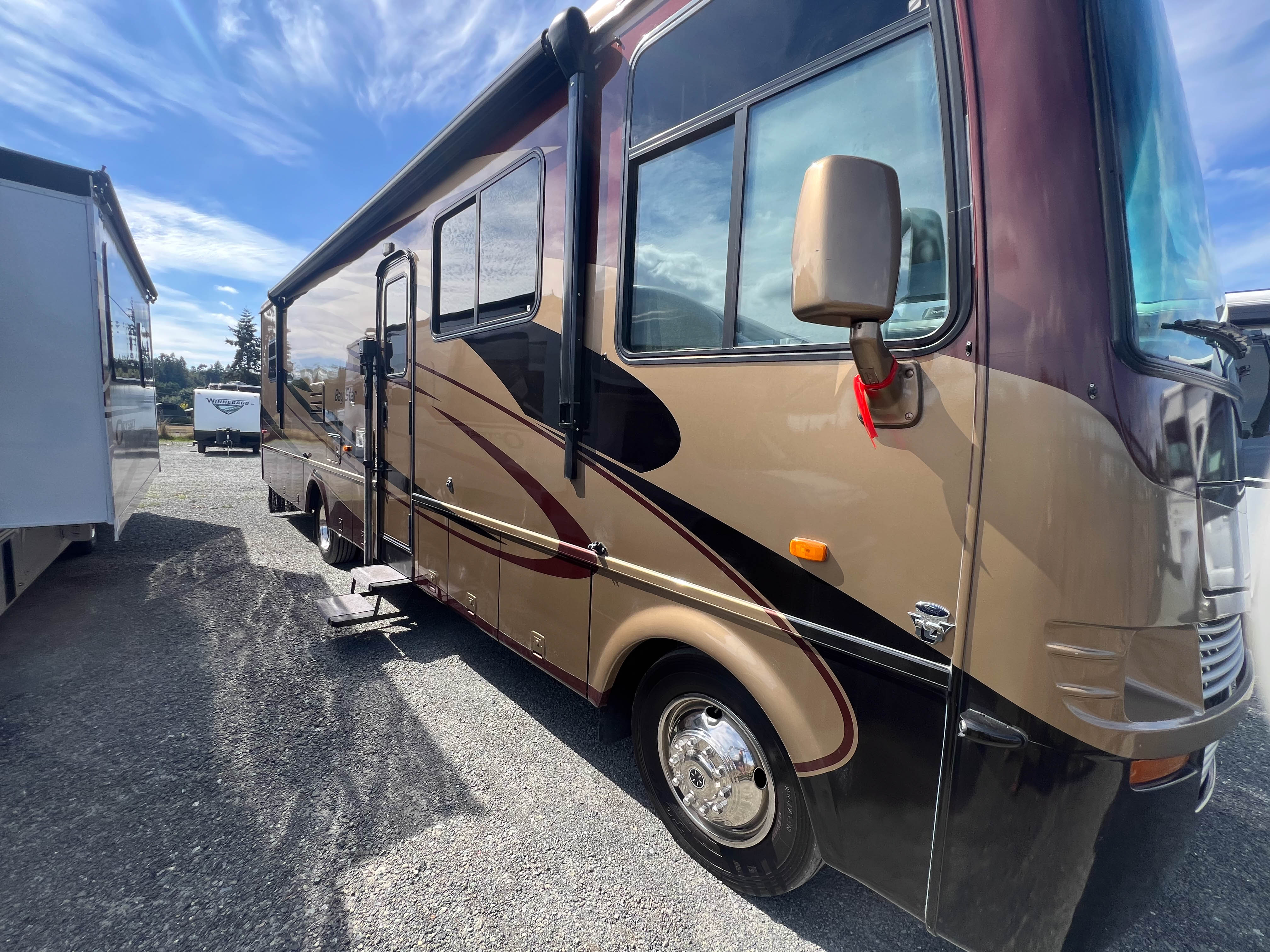 2011 NEWMAR BAYSTAR 3302 - Image 1