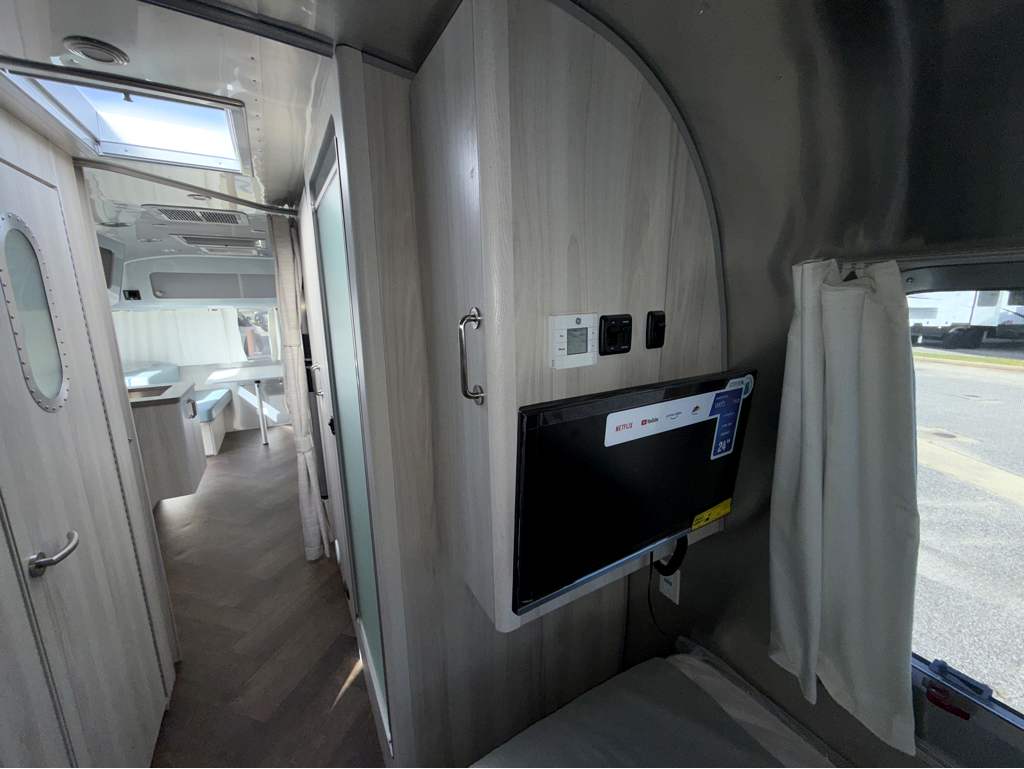 2026 AIRSTREAM INTERNATIONAL 27FBT - Image 24