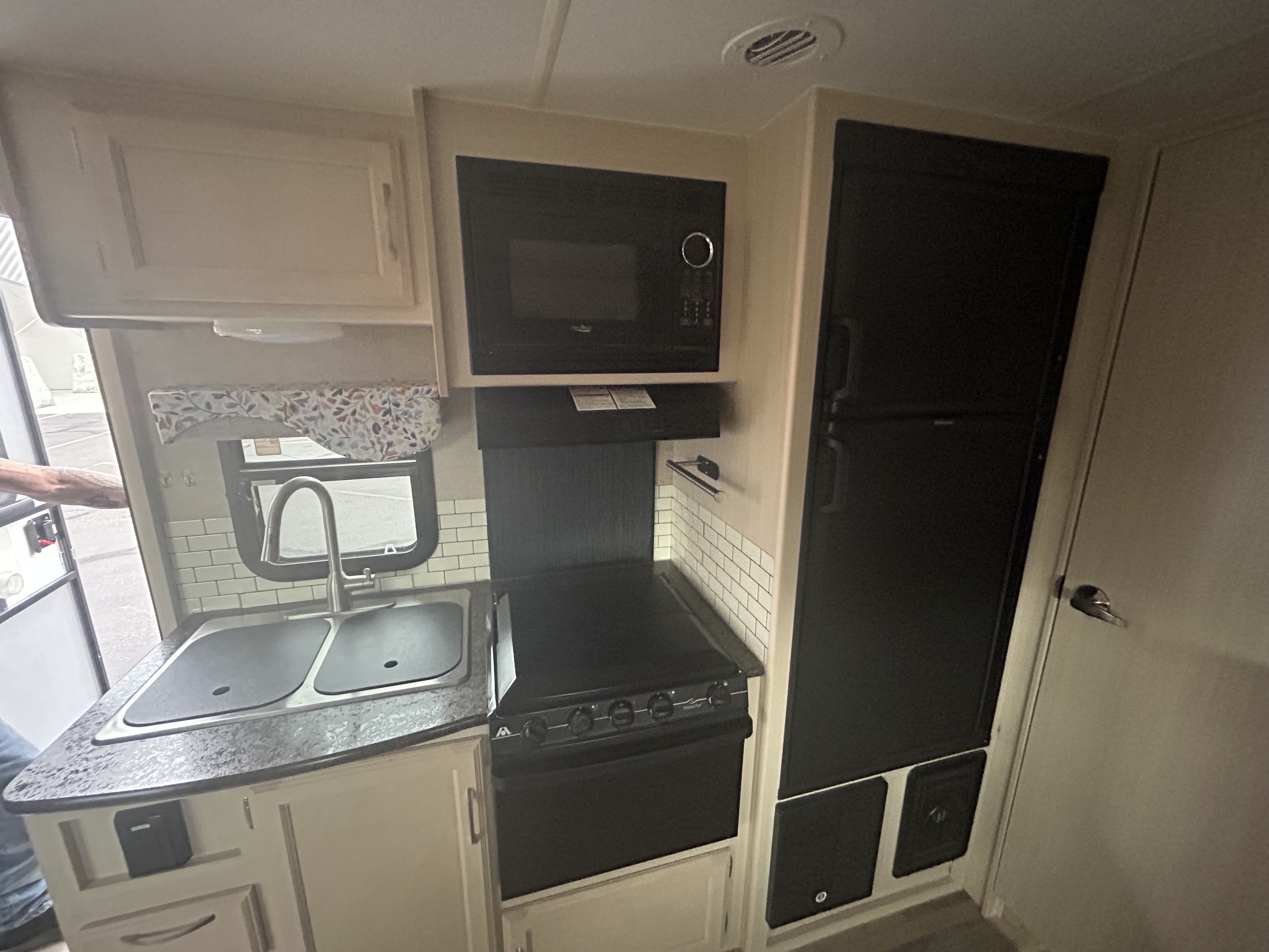 2017 Winnebago Micro Minnie 2106DS - Image 7