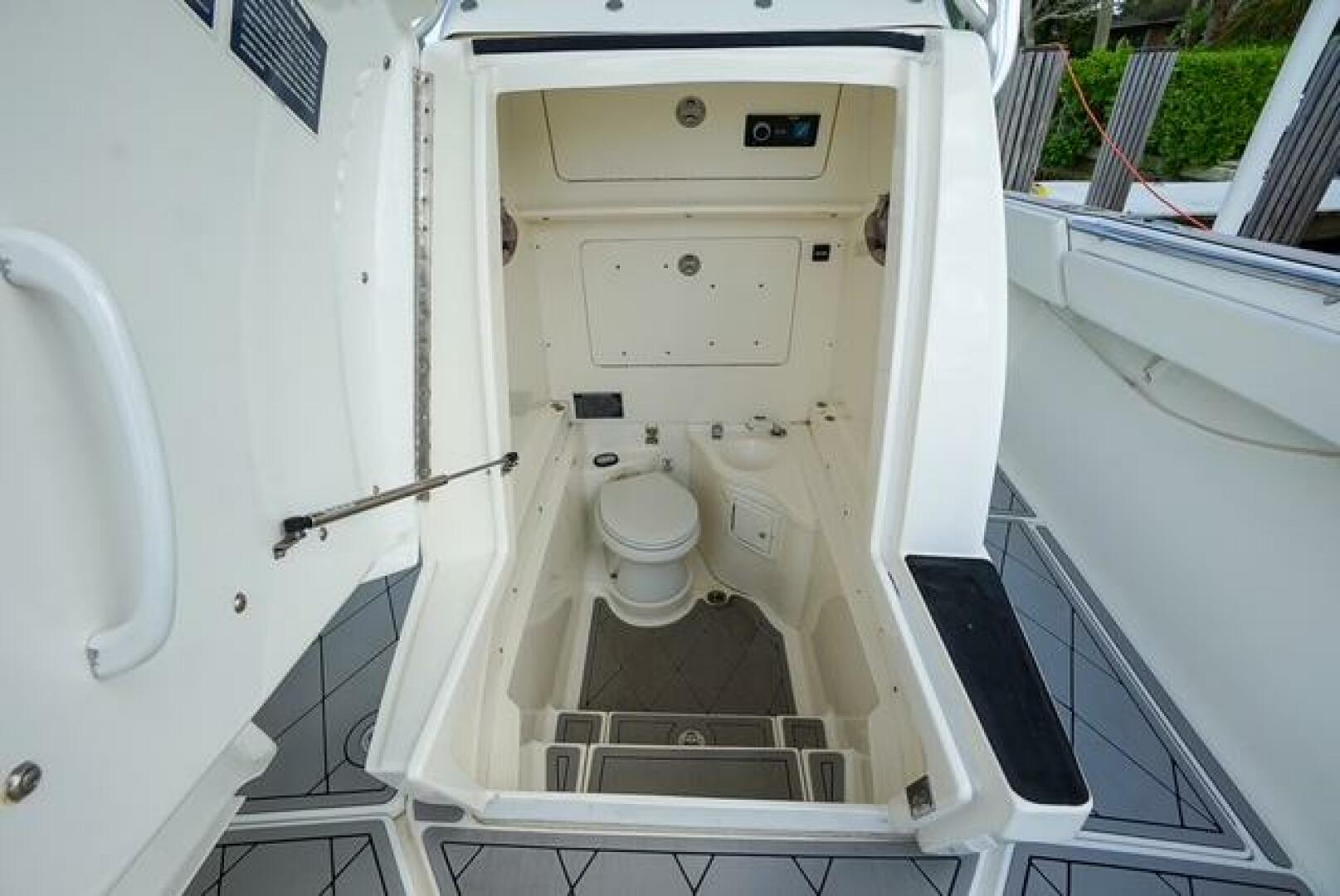 2007 Spectre 37 Center Console - Image 14