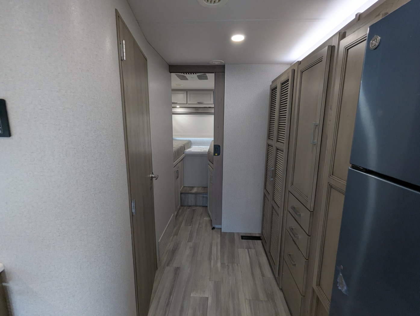 2027 Thor Motor Coach Omni Z30 - Image 24