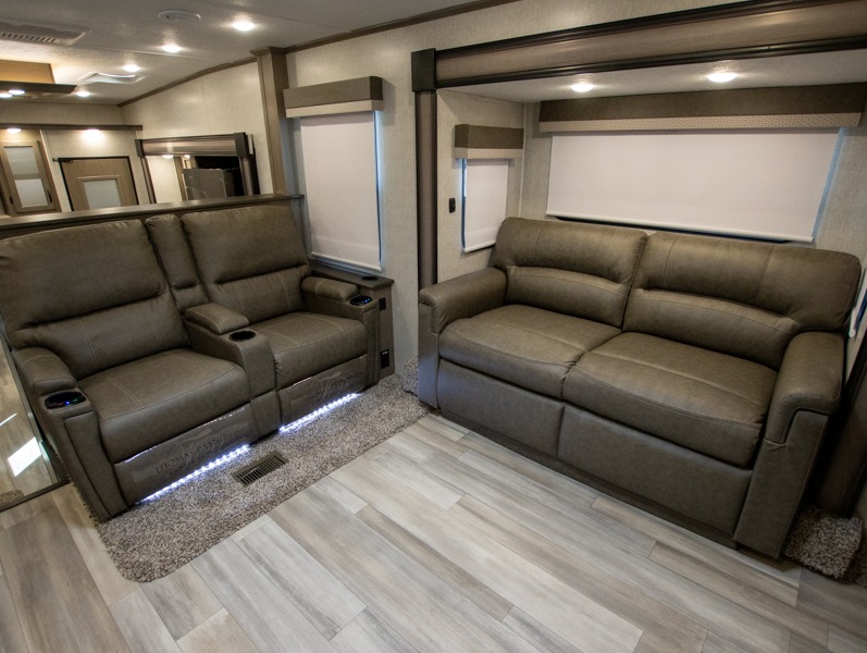 2022 Coachmen Chaparral 334FL - Image 27