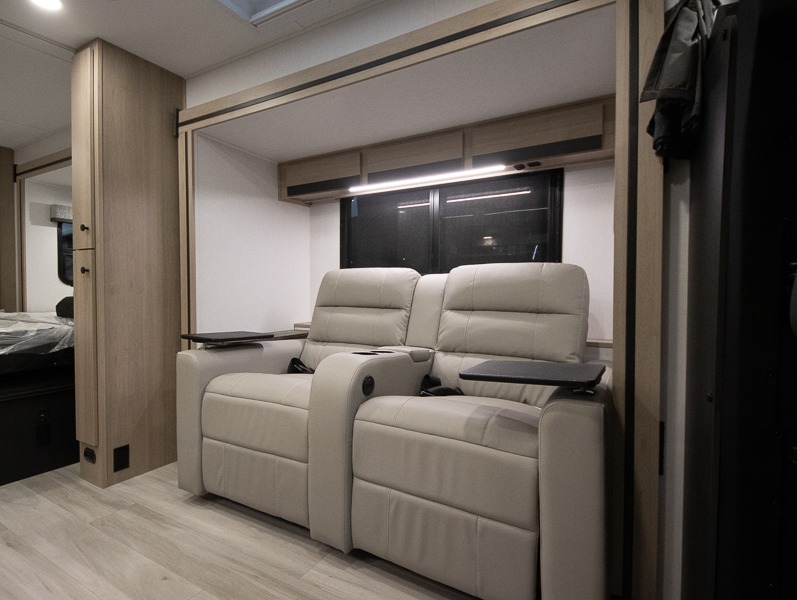 2025 Forest River Sunseeker 2400BDS - Image 10