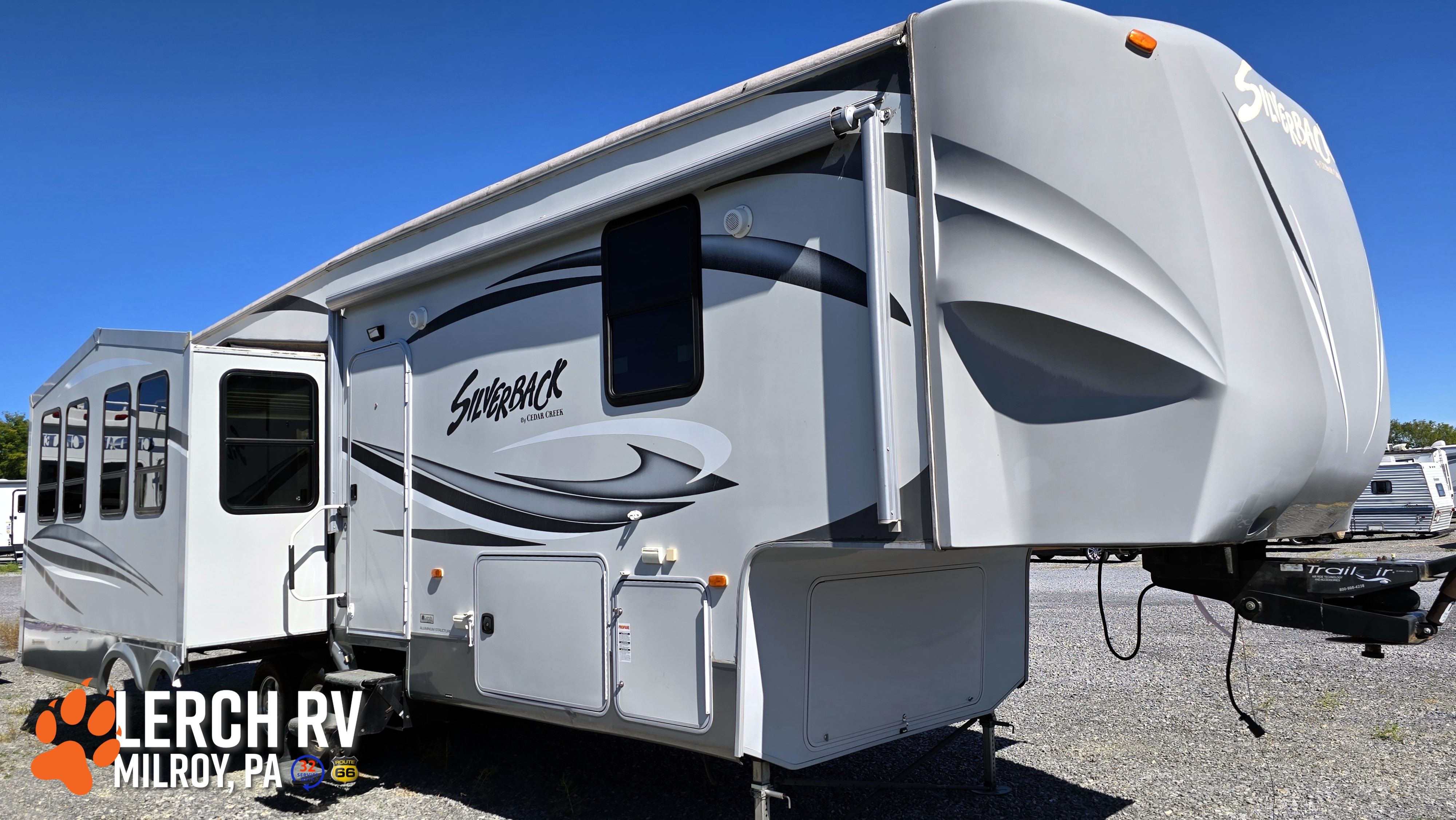 2013 FOREST RIVER CEDAR CREEK SILVERBACK 29RE - Image 1