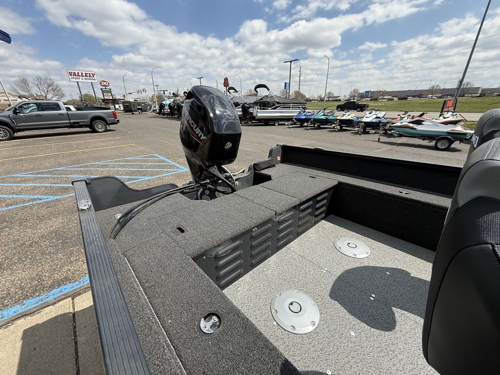 2026 Lund 1650 Angler SS - Image 9