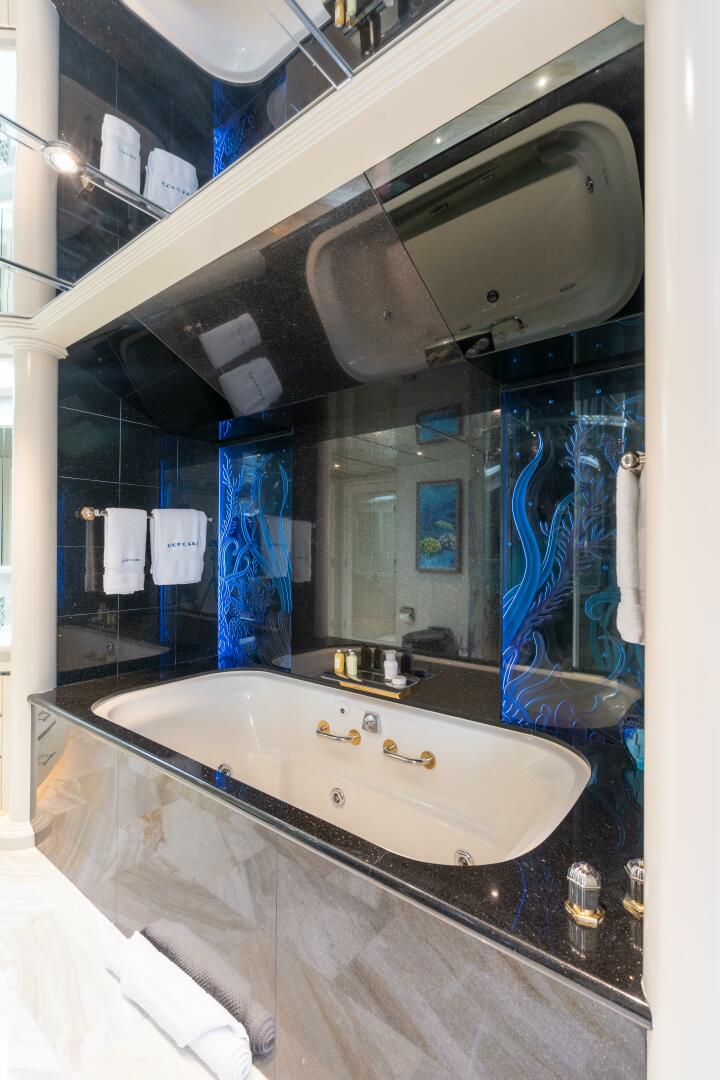 2001 Westship Skylounge - Image 24