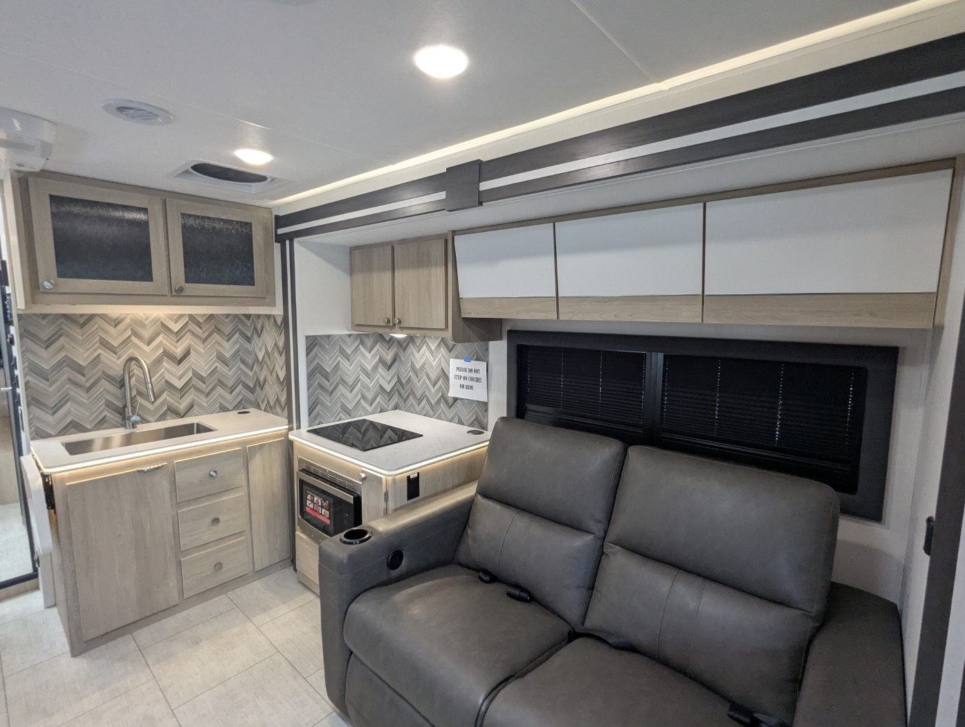 2027 Coachmen Entourage 330DS - Image 17