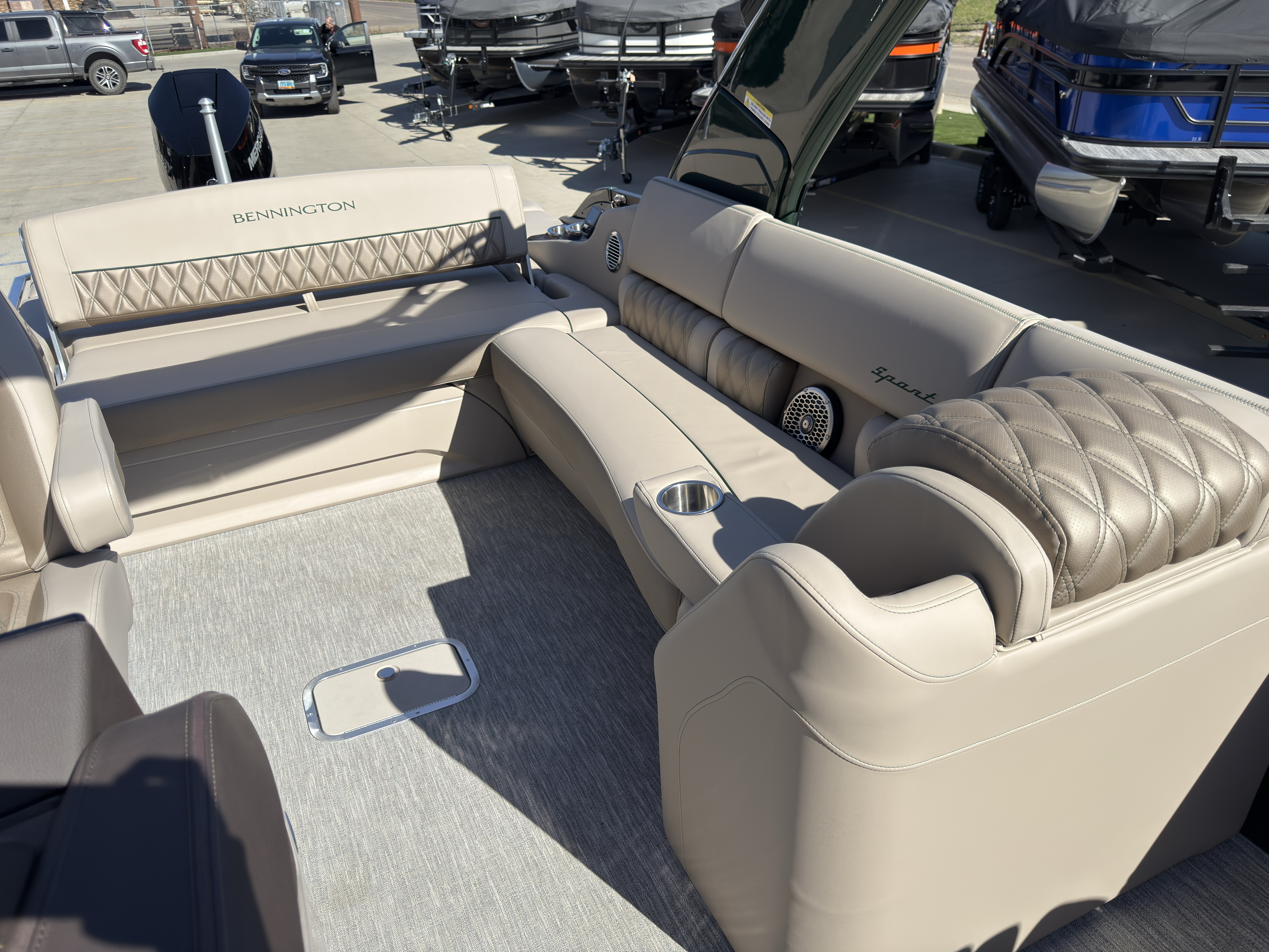2026 Bennington 25QXSBA 425HP V10 Tritoon Pontoon - Image 68