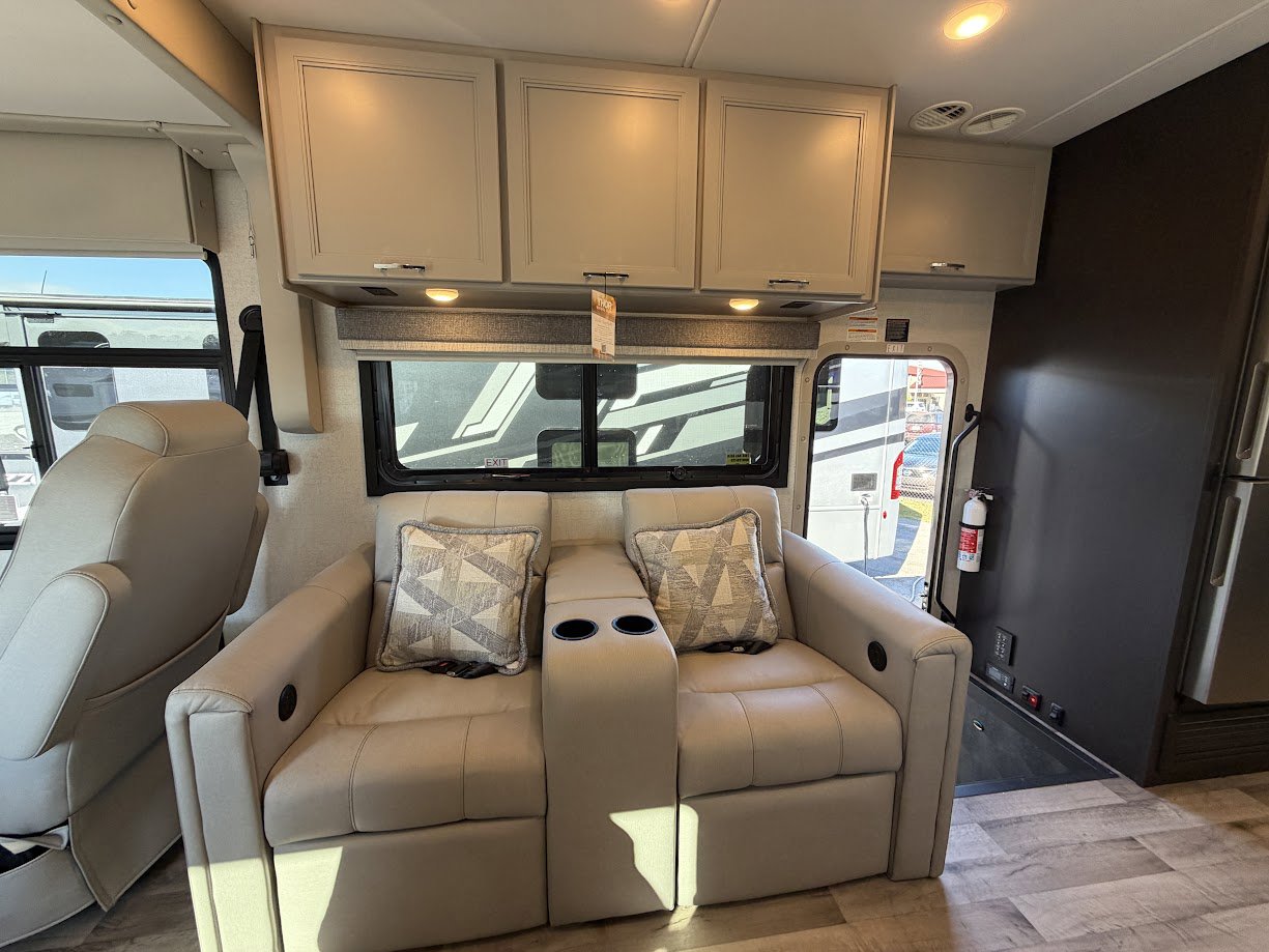 2026 THOR MOTOR COACH PALAZZO 33.6 - Image 13