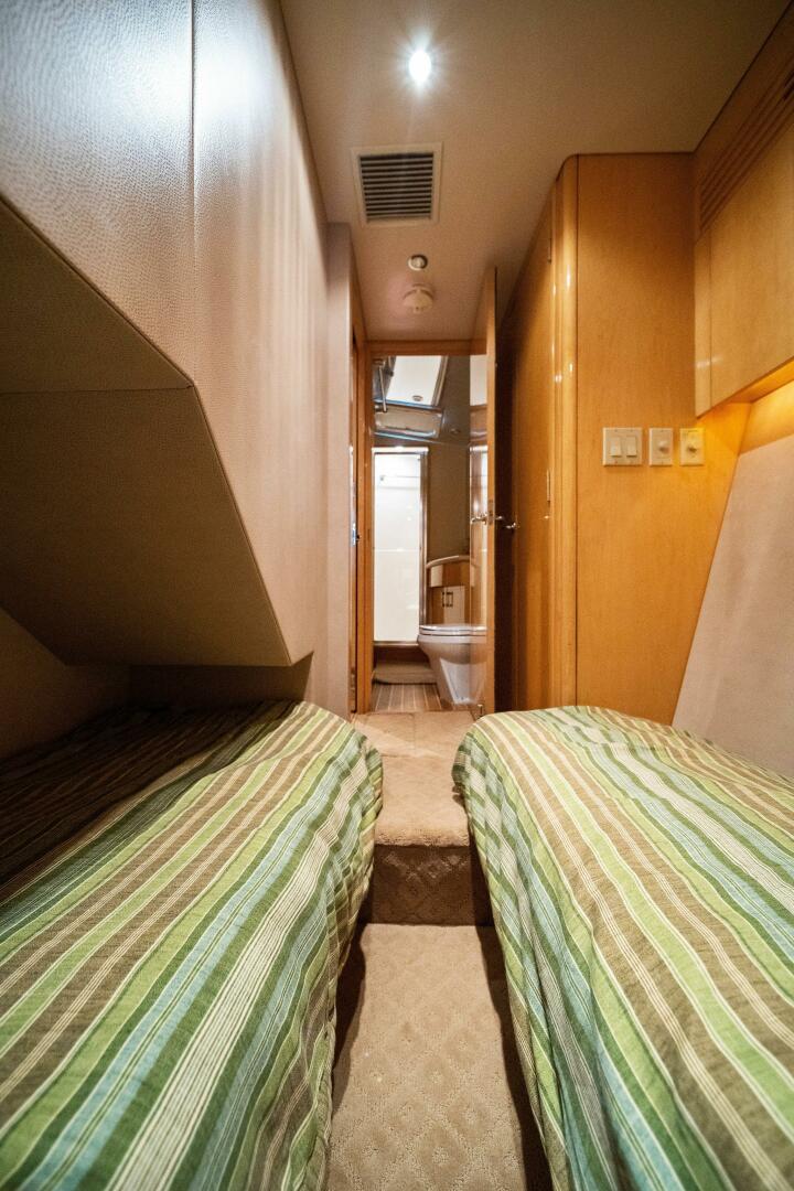 2003 Hatteras 54 Convertible - Image 22