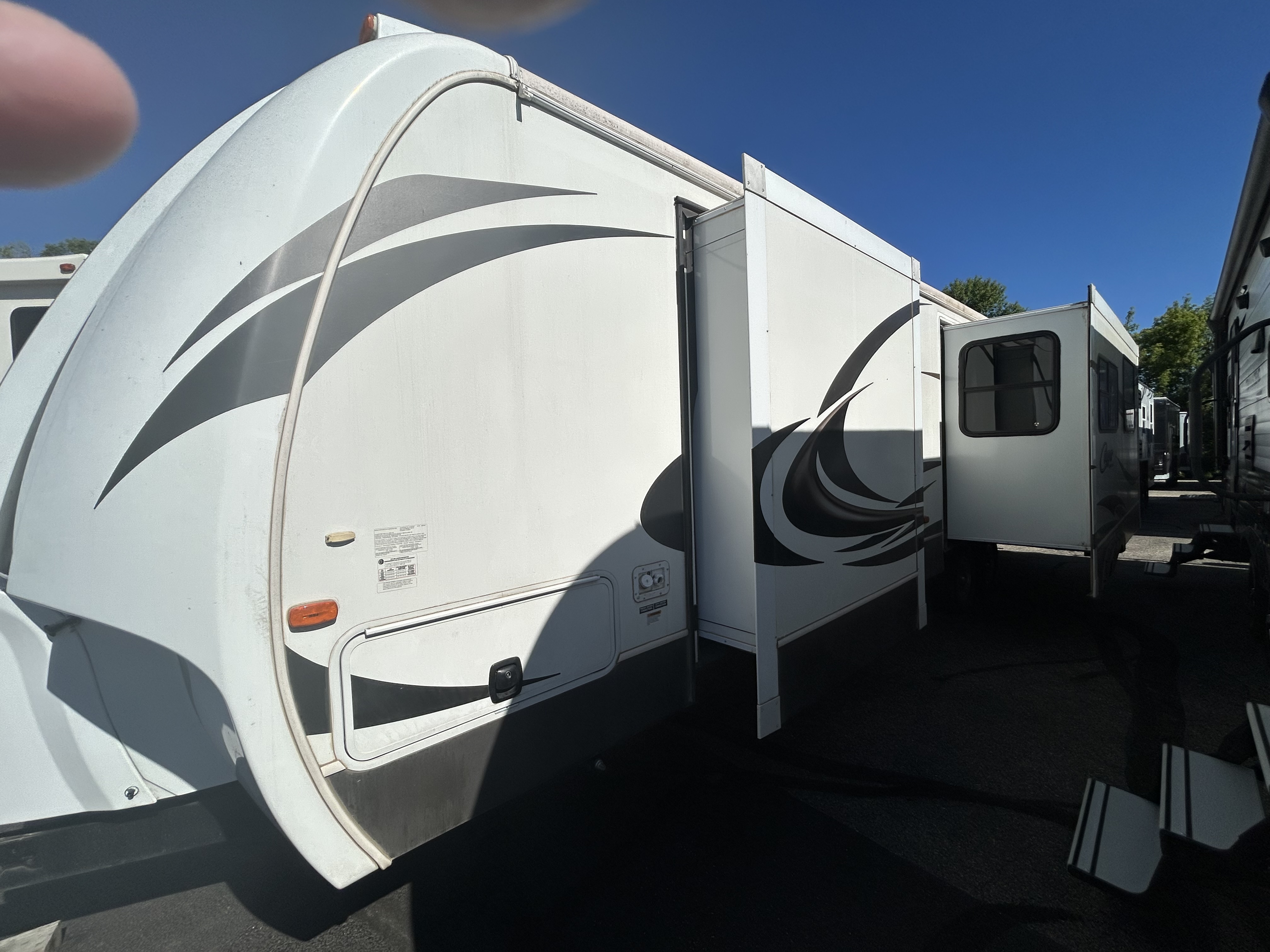 2012 Keystone Cougar XLite 31RKS - Image 2