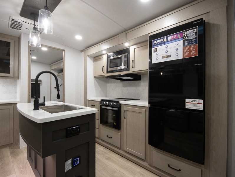 2025 Forest River Rockwood Signature Ultra Lite 8336BH - Image 9