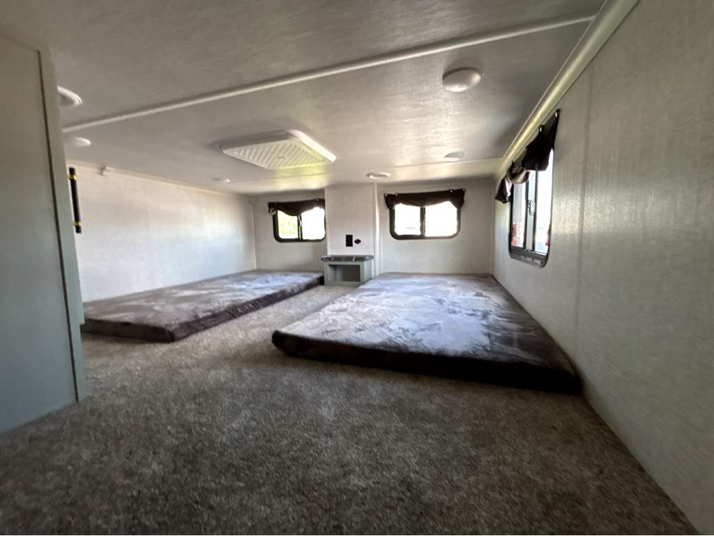 2025 CROSSROADS REDWOOD REGENCY 3881FKL - Image 22