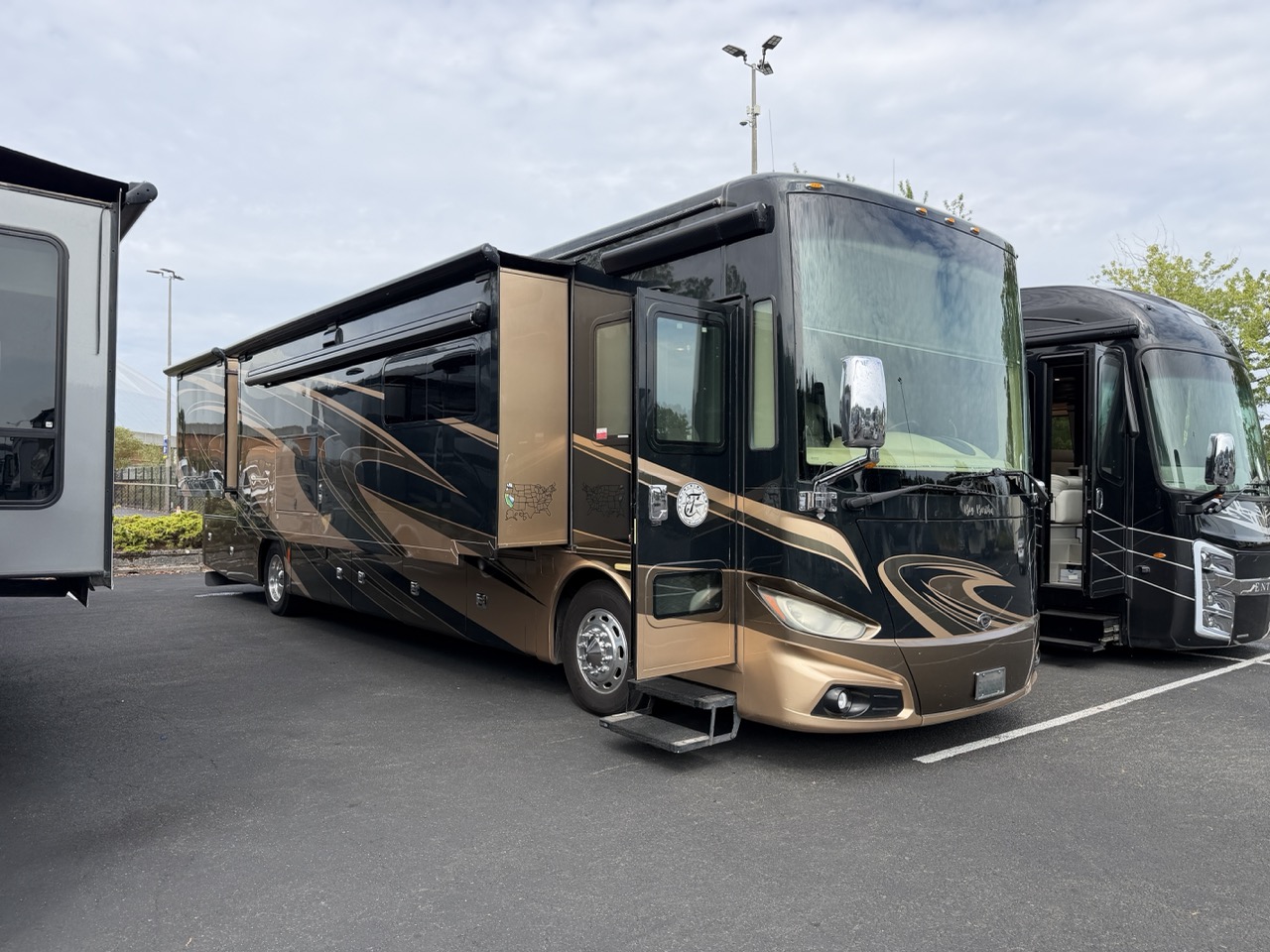 2015 Tiffin Phaeton 40 AH - Image 1