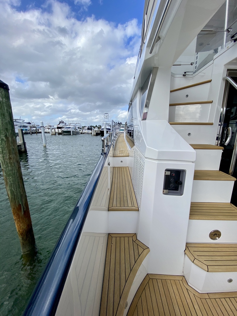 2018 Azimut Flybridge - Image 12