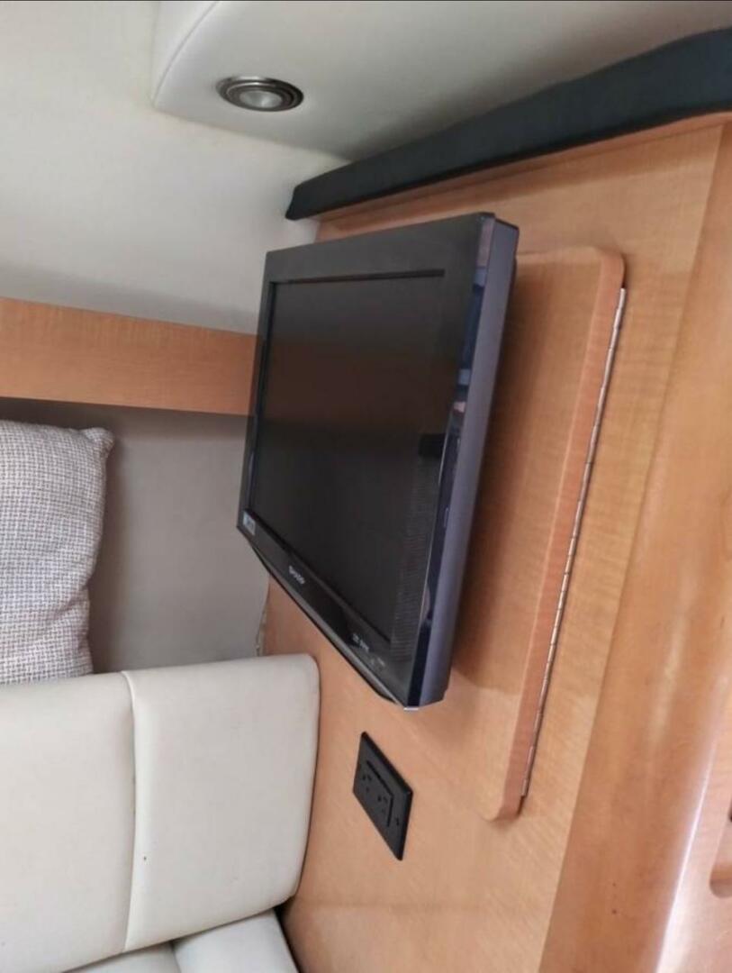 2009 Rinker 280 Express Cruiser - Image 8
