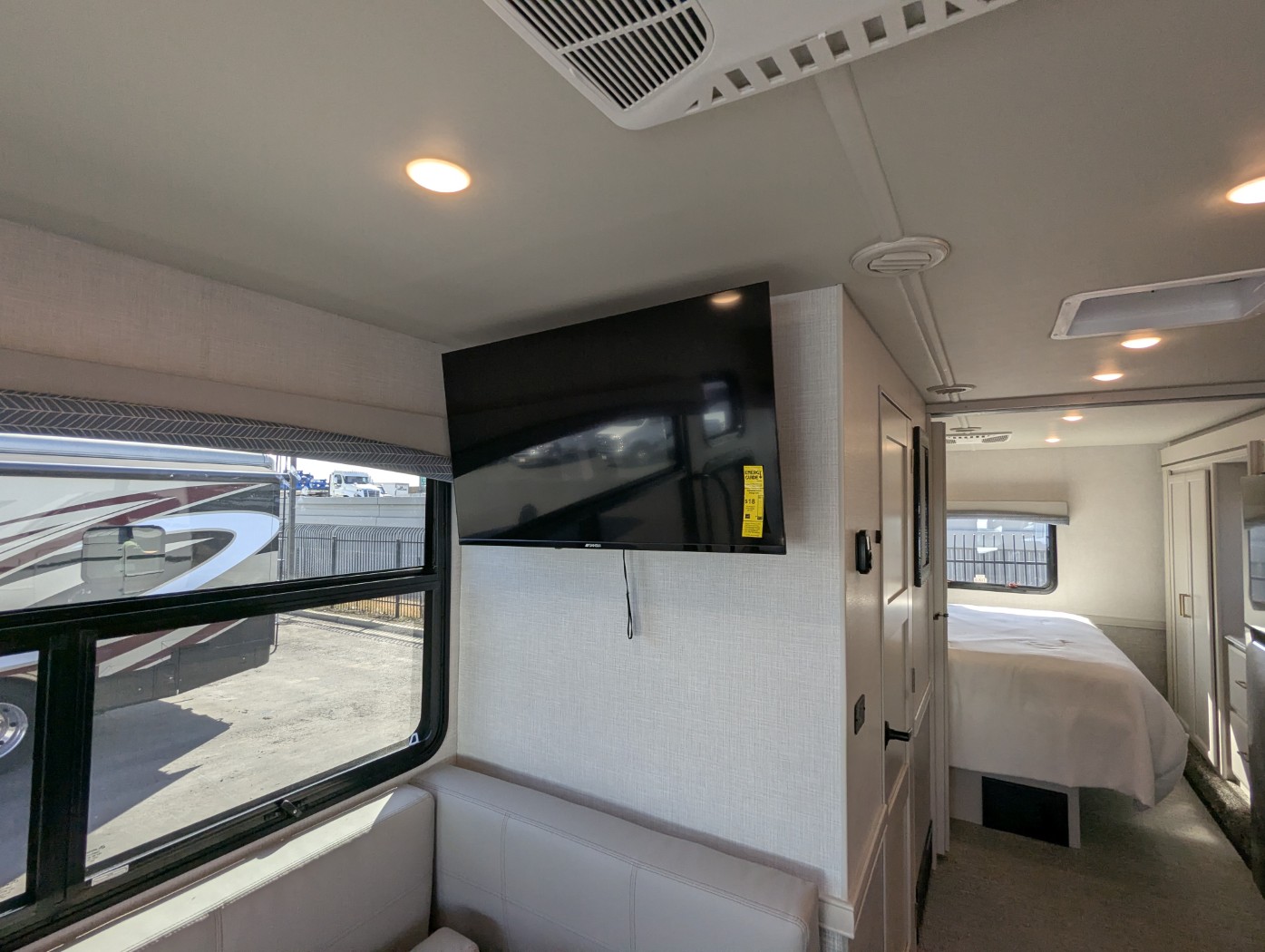 2026 Fleetwood Flair 29M - Image 18