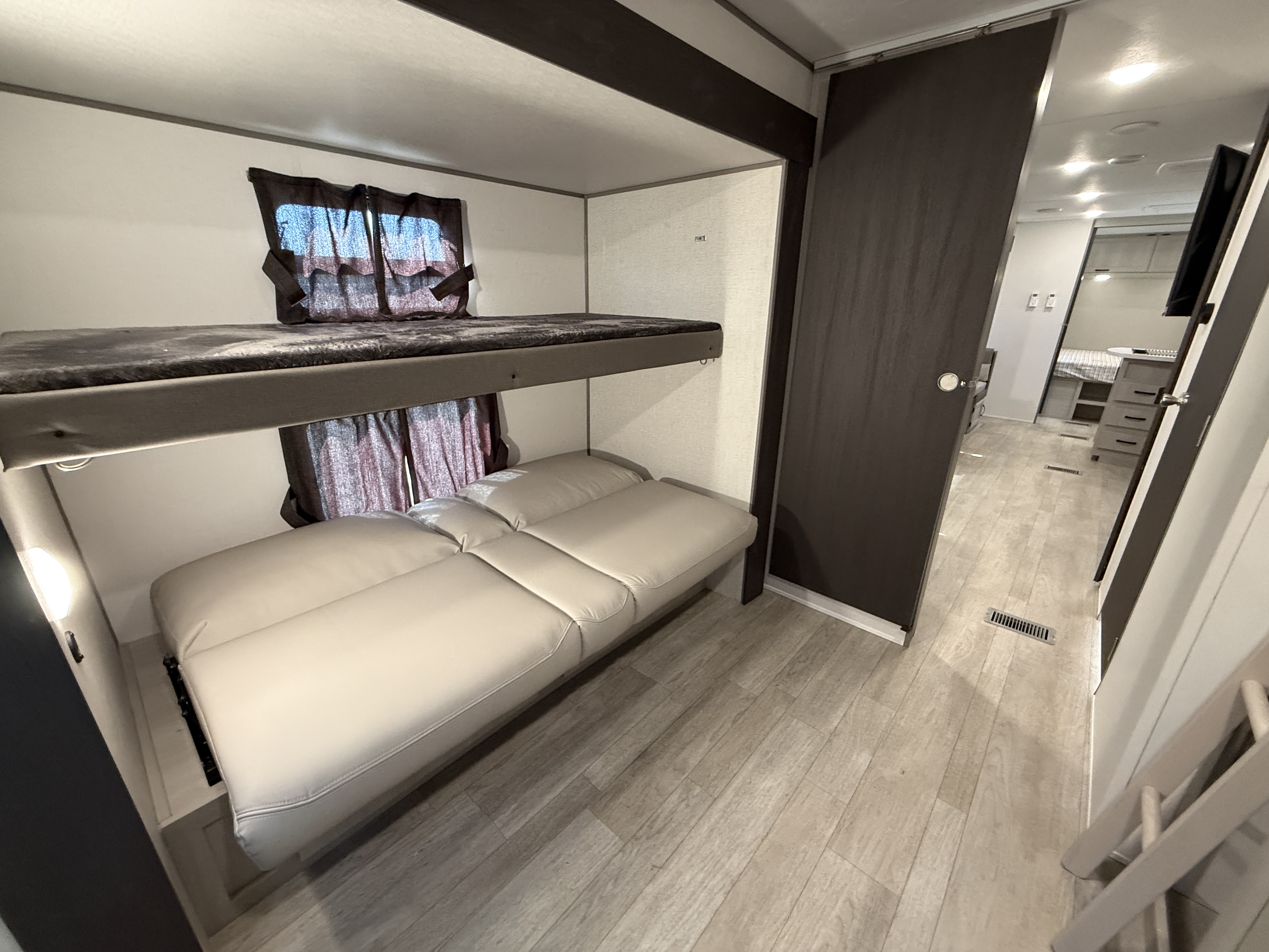 2027 Coachmen Catalina Legacy Edition 323BHDSCK - Image 19